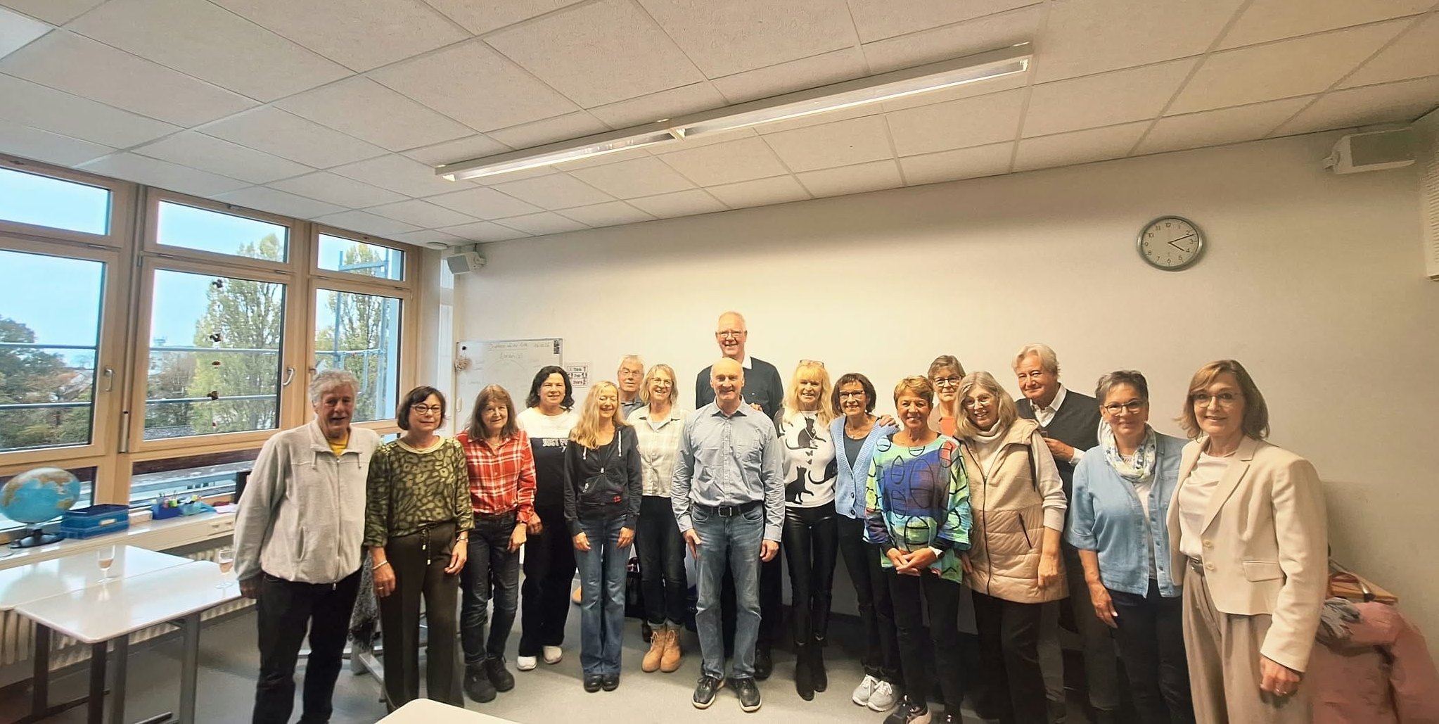 Die ehemaligen Klostergarten-Realschüler in ihrem alten Klassenzimmer.