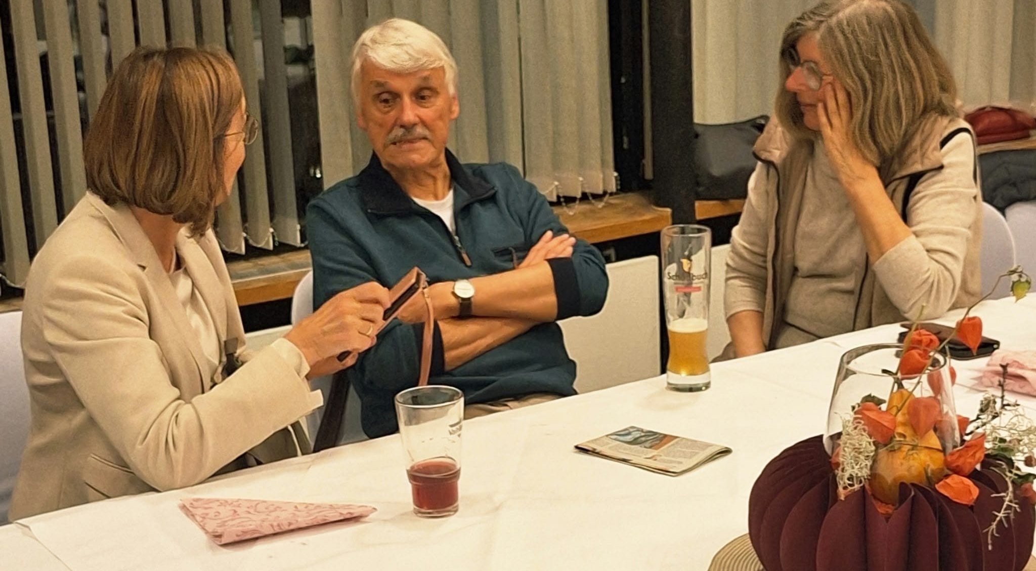 Im trauten Gespräch (von links) : Elvira Bierdel-Willkommen, Lehrer Franz Neubauer und Angelika Döttling.