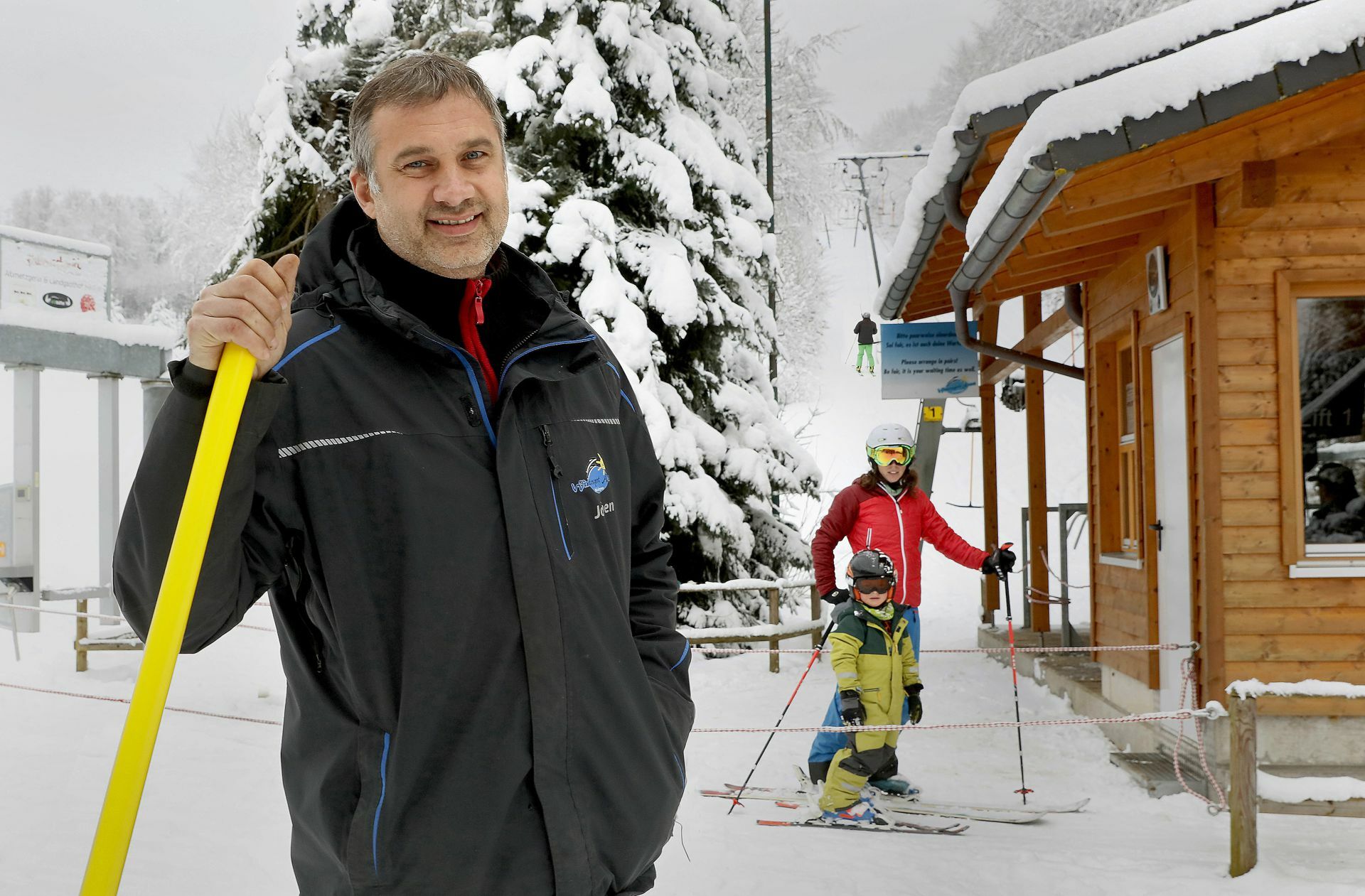Jochen Gekeler vor dem  Salach-Lift, der seit Kurzem läuft. Bild: Horst Haas