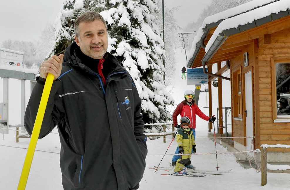 Jochen Gekeler vor dem  Salach-Lift, der seit Kurzem läuft. Bild: Horst Haas
