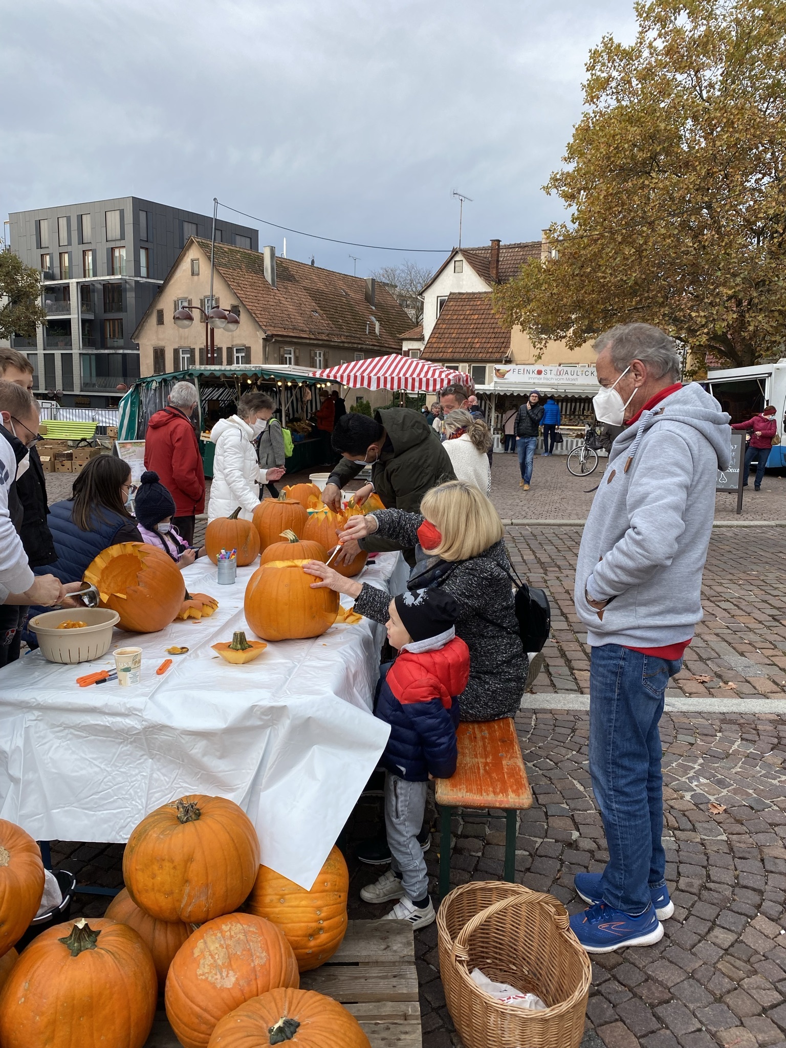 Beim Sondermarkt "Herbstfreude" am Samstag, 29. Oktober von 8 bis 13 Uhr können Kinder auf dem Sindelfinger Marktplatz Halloween-Kürbisse gestalten.  Und für die Erwachsenen gibt es auch jede Menge Zusatzangebote.   Bild: z