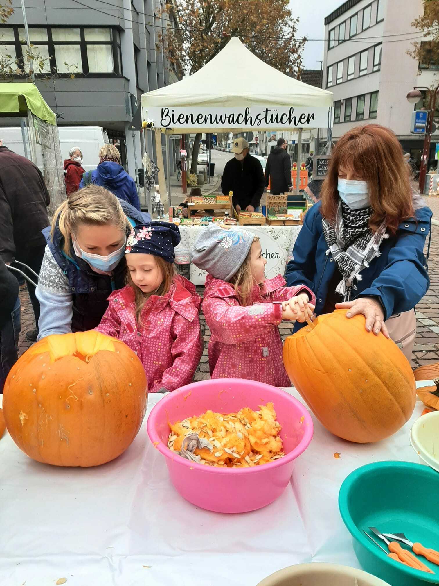 Beim Sondermarkt "Herbstfreude" am Samstag, 29. Oktober von 8 bis 13 Uhr können Kinder auf dem Sindelfinger Marktplatz Halloween-Kürbisse gestalten.  Und für die Erwachsenen gibt es auch jede Menge Zusatzangebote.   Bild: z
