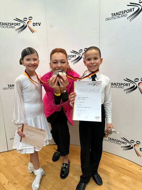 Sebastien Bier und Elisabeth Wilhelm mit ihrer Trainerin Victoria Kleinfelder-Cibis bei der Deutschen Meisterschaft in Stuttgart. Bild: Erhard Wilhelm
