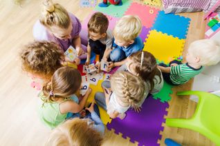 Der Fachkräftemangel in den Kitas treibt viele Kommunen um.