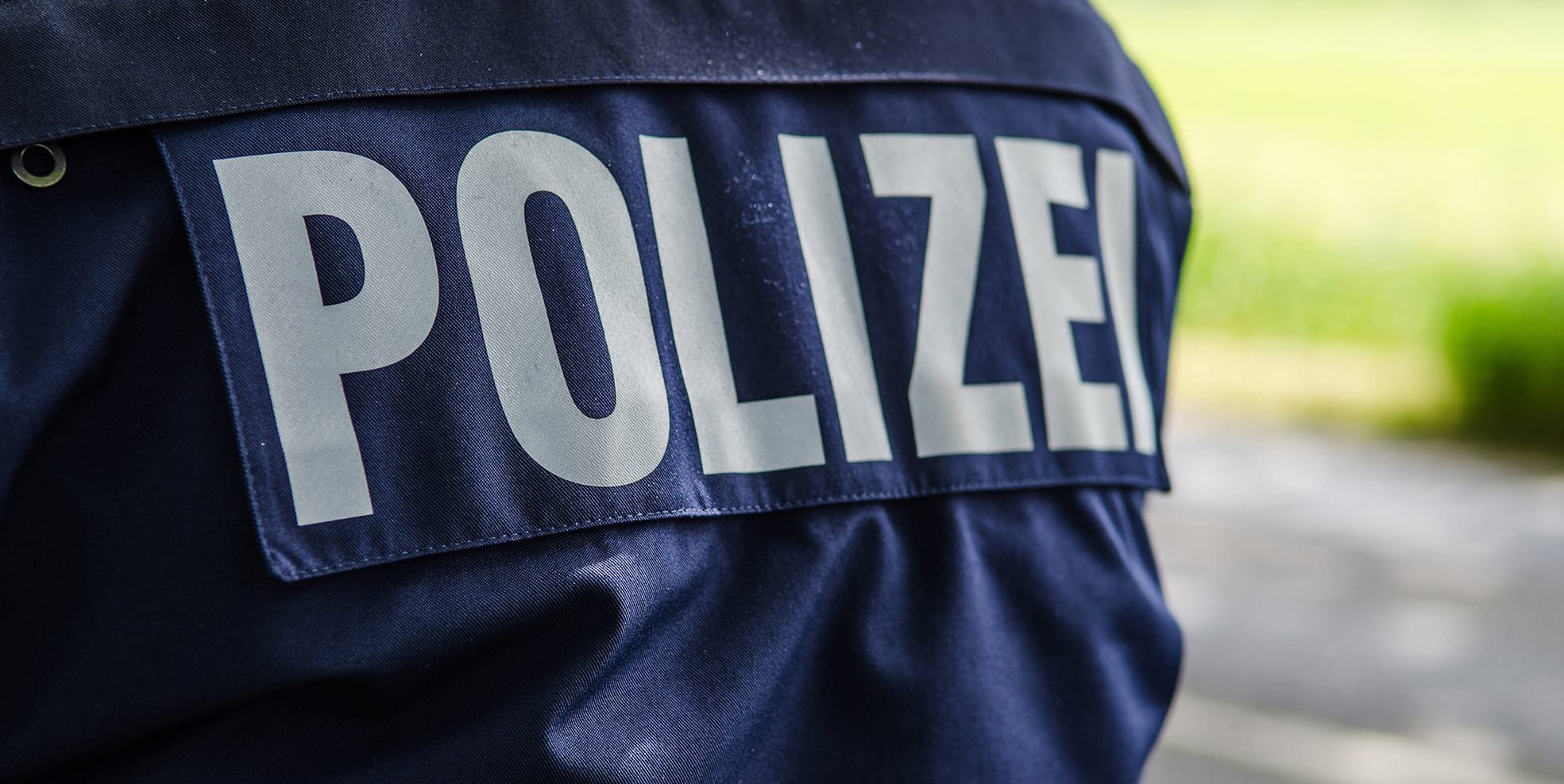 Laut Tierschutzgesetz fällt eine Geldstrafe oder sogar eine Freiheitsstrafe von bis zu drei Jahren für Tierquäler an, die einen Hund misshandeln oder gar töten