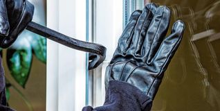 Die Balkontür wird aufgehebelt. Den Notgroschen über 20000 Euro sowie Goldschmuck aus dem Versteck im Bettkasten werden zur Beute.Bild: Fuhrmann/Adobe Stock