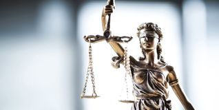 Die Männer im Alter von 32 und 20 Jahren sollen gemeinsam Kokain verkauft und Teil einer organisierten Gruppe gewesen sein. Der Prozess wird Mitte November fortgesetzt.