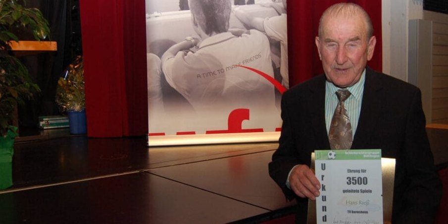 Hans Rieß hat mehr als 3500 Spiele gepfiffen.