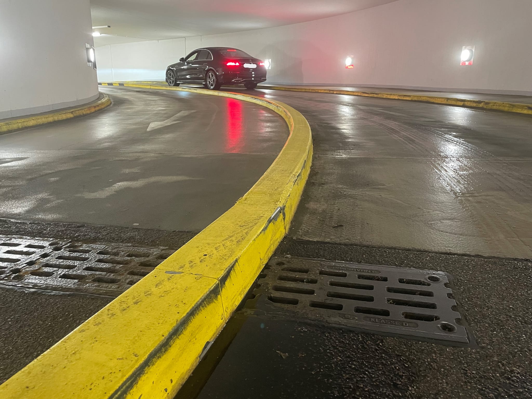 Ein Auto fährt hinunter in die Tiefgarage an der Sindelfinger Stadthalle. Der erhöhte Bordstein zwischen den Fahrspuren sorgt für Kritik.