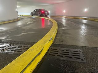 Ein Auto fährt hinunter in die Tiefgarage an der Sindelfinger Stadthalle. Der erhöhte Bordstein zwischen den Fahrspuren sorgt für Kritik.