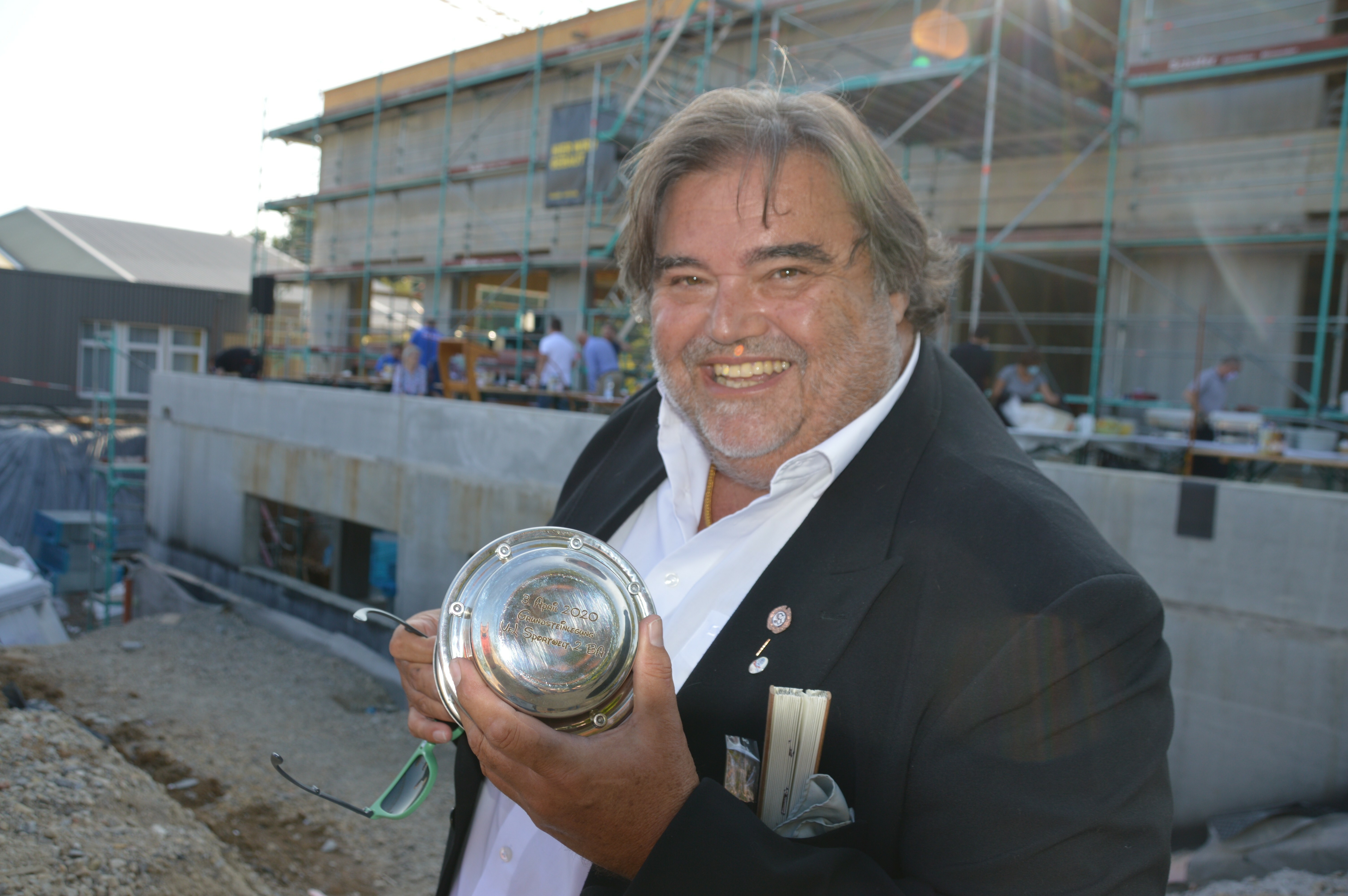VfL-Vorstand Horst Thome mit der Zeitkapsel.Bild: Wegner