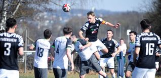 Eine Etage höher: Der Dagersheimer Kapitän Yannick Dannecker köpft auf das Tor des GSV Maichingen II. Bild: photostampe