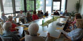 Am Kopfende des Tisches: Profesor Roland Häcker (rechts) und Dr. Gerhard Vogt  (links von ihm).