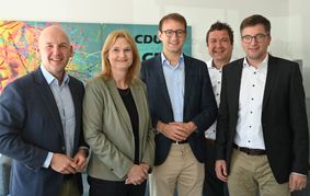 Die CDU im Kreis Böblingen will die Wirtschaft voranbringen. Von links: Marc Biadacz, Regina Dvořák-Vučetić, Dr. Matthias Miller, Thomas Riesch und Albrecht Stickel. Bild: Reichert