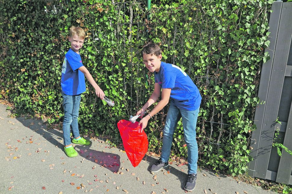 Ob auf dem Schulweg oder beim Spazierengehen: Das Müllaufsammeln gehört für die Brüder Piet (links) und Fynn Klingenstein zum Alltag. Bild: Groß