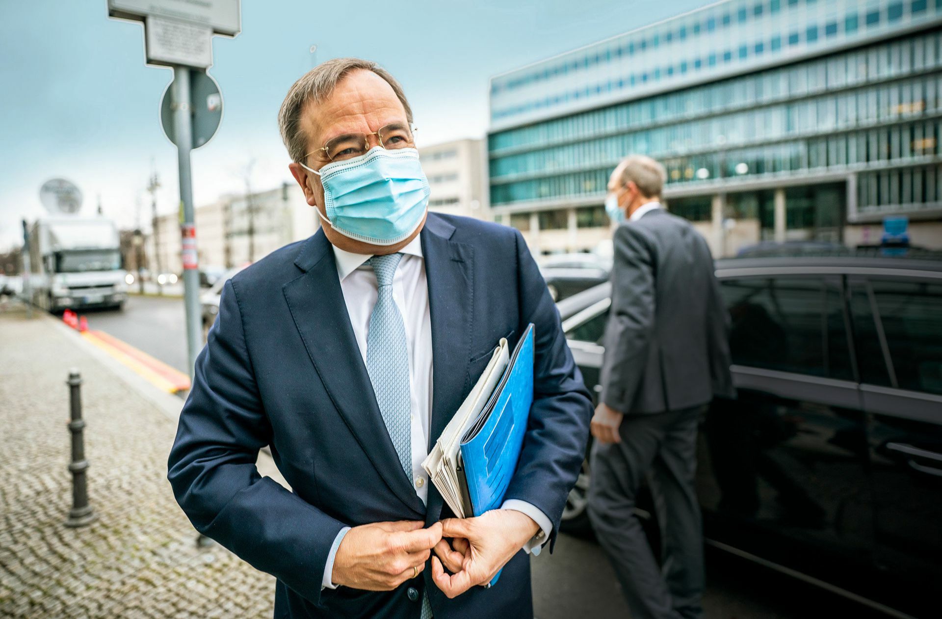 Armin Laschet fährt am Konrad-Adenauer-Haus vor  – die meisten Teilnehmer sind digital zugeschaltet. Foto: dpa/Michael Kappeler