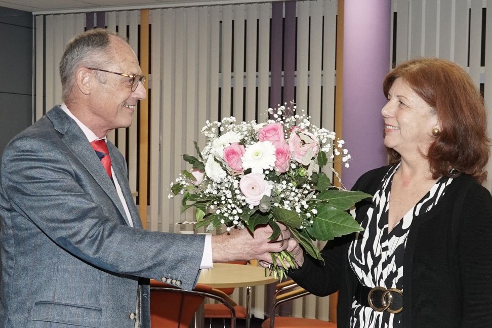 Ein Blumenstrauß für seine Nachfolgerin: Dr. Hans-Joachim Rühle und Dr. Annette Theewen. Bild: Heiden