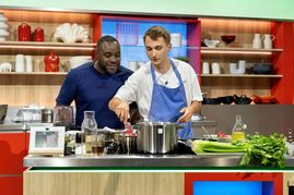 Am Montag um 14.15 Uhr sind Oliver Giemsa mit Moderator und Sternekoch Nelson Müller zudammen im ZDF zu sehen. Bild: ZDF/Normann Kalle