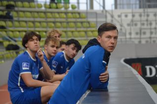 Thomas Siegmund steht bei  der Hallenfußball-Gala für den VfL Sindelfingen an der Bande. 	
	Bild: Zvizdiç