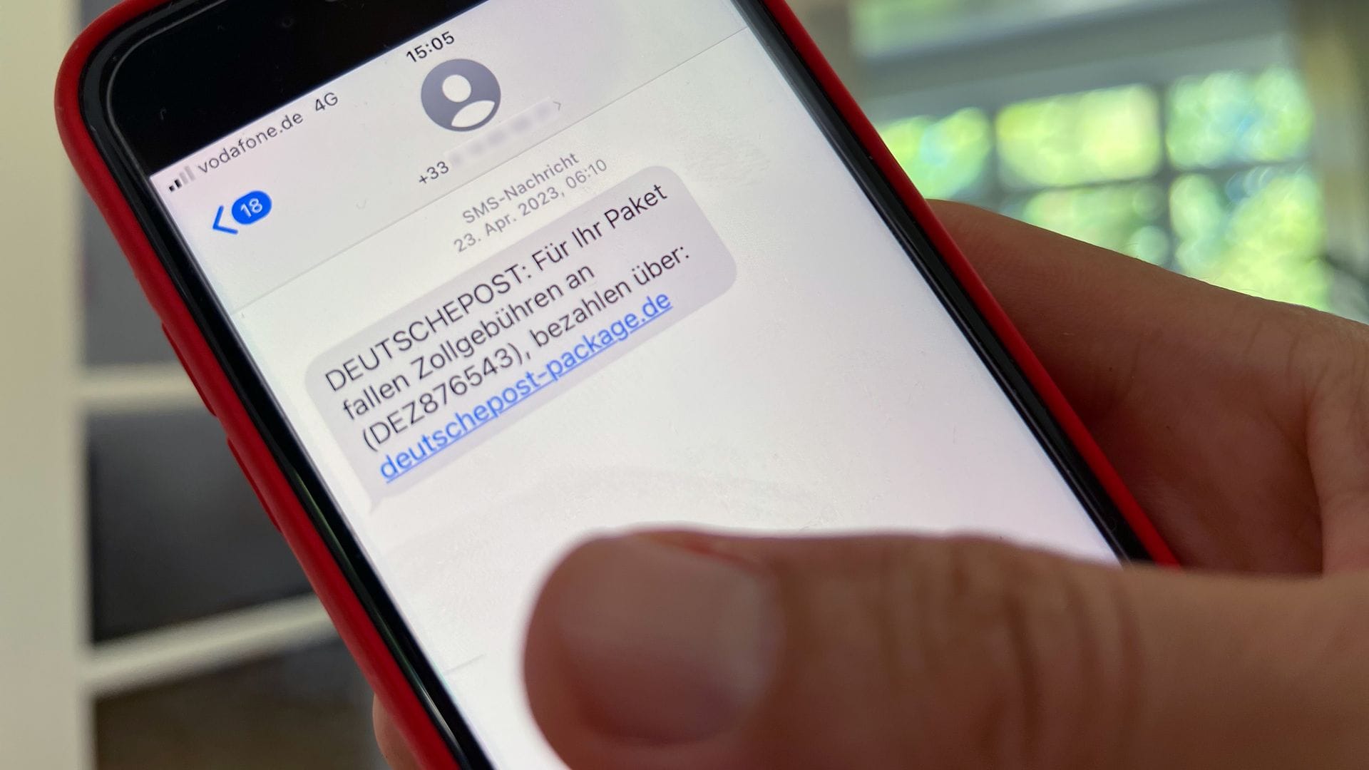 In einer Betrugs-SMS fordert ein Krimineller dazu auf, einen Link anzuklicken, über den man seine persönlichen Daten eingeben soll. Mit dieser Masche versuchen die Kriminellen, Daten abzugreifen, mit denen sie später Geld abzocken wollen.