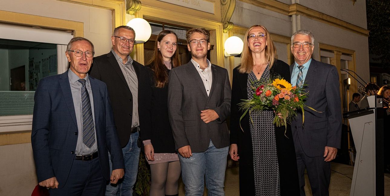 Große Freude bei der Wahlsiegerin Helena Österle vor dem Rathaus in Aidlingen. Von links Landrat Roland Bernhard, Rudolf, Emely und Erik Österle, Helena Österle und Aidlingens Bürgermeister Ekkehard Fauth.