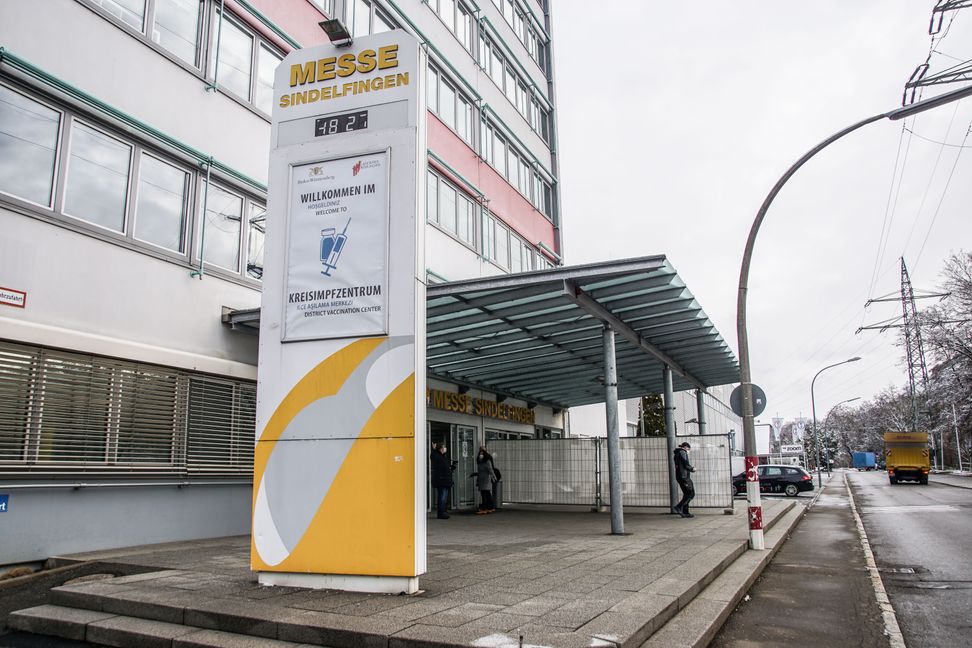 Ab sofort gibt es im Kreisimpfzentrum des Landkreises Böblingen (KIZ) in der Messe Sindelfingen Tage, an denen man ohne Termin vorbeikommen und sich impfen lassen kann.     Bild: Dettenmeyer/A