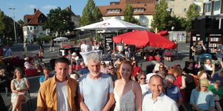 Auf unserem Fot0 (von links): Pascal Knopp (Tourleiter), Rufus Beck, Citymanagerin Kira Morgan und Oberbürgermeister Dr. Stefan Belz.