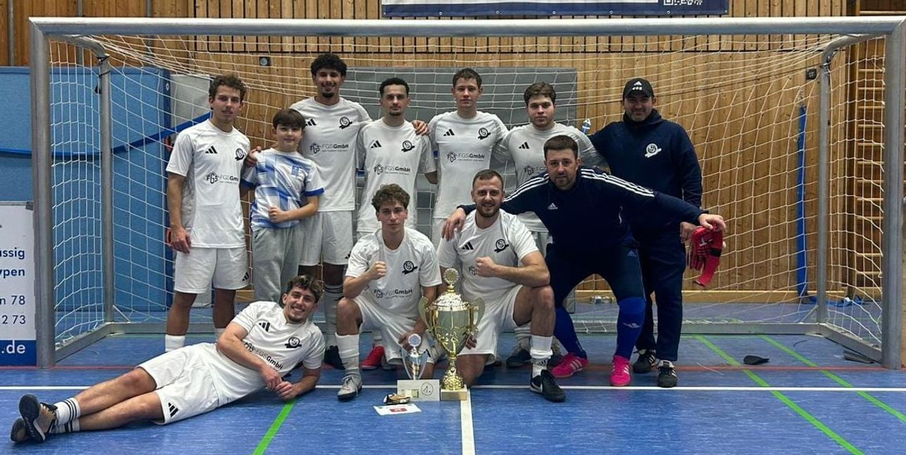 Turniersieger VfL Sindelfingen: Noah Russky, Paris Anastasakis, Metehan Maraslioglu, Arbes Bytyci, Julius Hering, Taha Emirzeoglu, Trainer Toni Anastasakis (hinten von links); Aaron Biedma-Andrades, Levent Tokdemir, Soner Kalkan, Alexander Olmo (vorne von links).