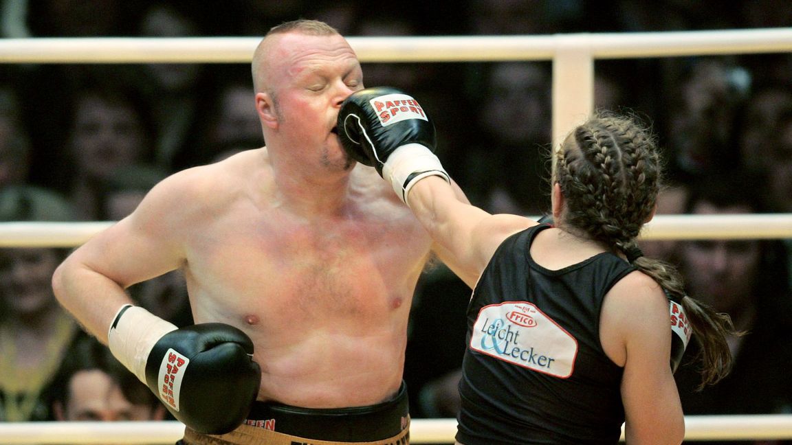 Die ehemalige Boxweltmeisterin Regina Halmich und Fernsehmoderator Stefan Raab 2007 in der ausverkauften Kölnarena.