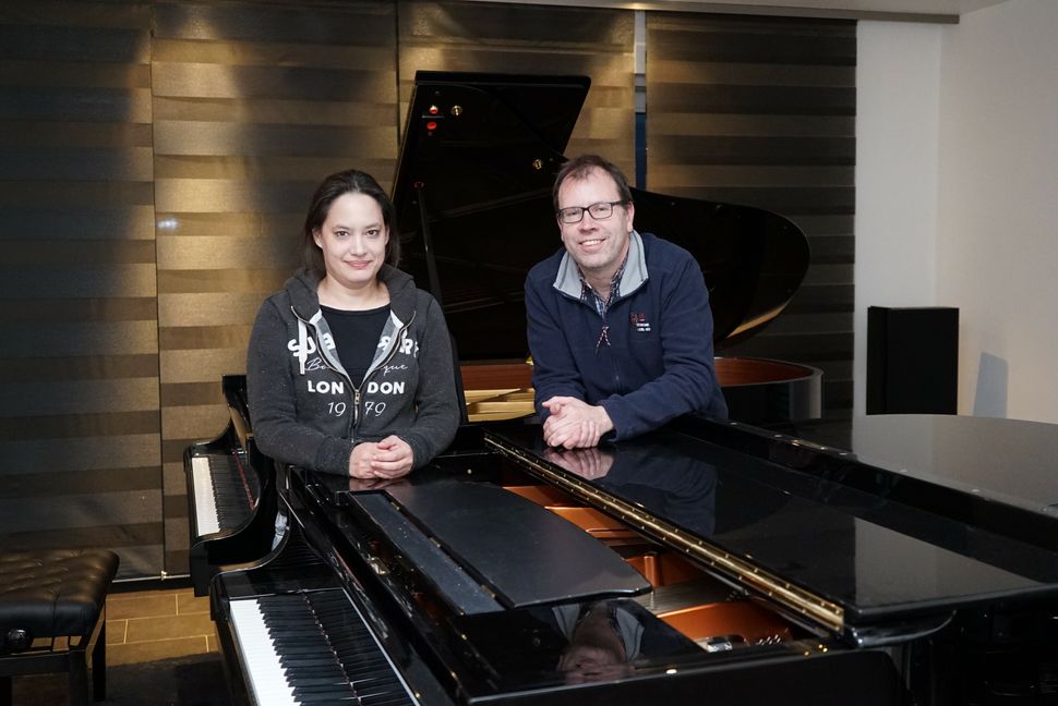 Mekngam Podolksy und Michael Kuhn leiten den Arbeitskreis Musik im Kulturkreis Grafenau.⋌Bild: Heiden