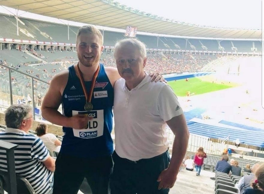 Rolf Oesterreich (rechts) war einer der ersten Gratulanten, als Simon Bayer 2019 Deutscher Meister wurde.      Bild: z