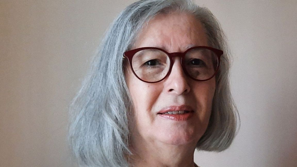 Die Frauenrechtlerin Berrin Sönmez hat aus Protest ihr Kopftuch abgelegt.