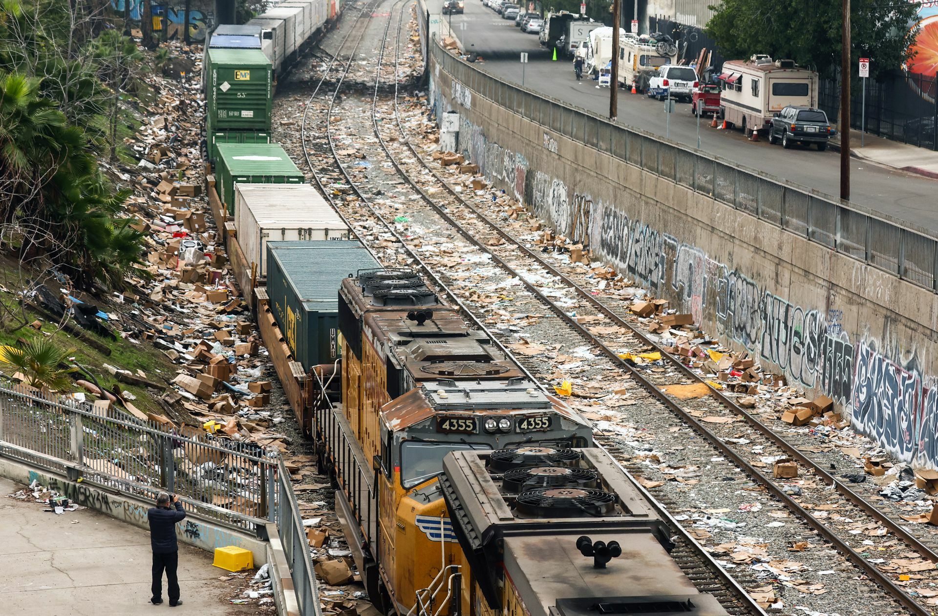 Laut Union Pacific werdenallein in LA County  pro Tag  90 Waggons aufgebrochen und geplündert.