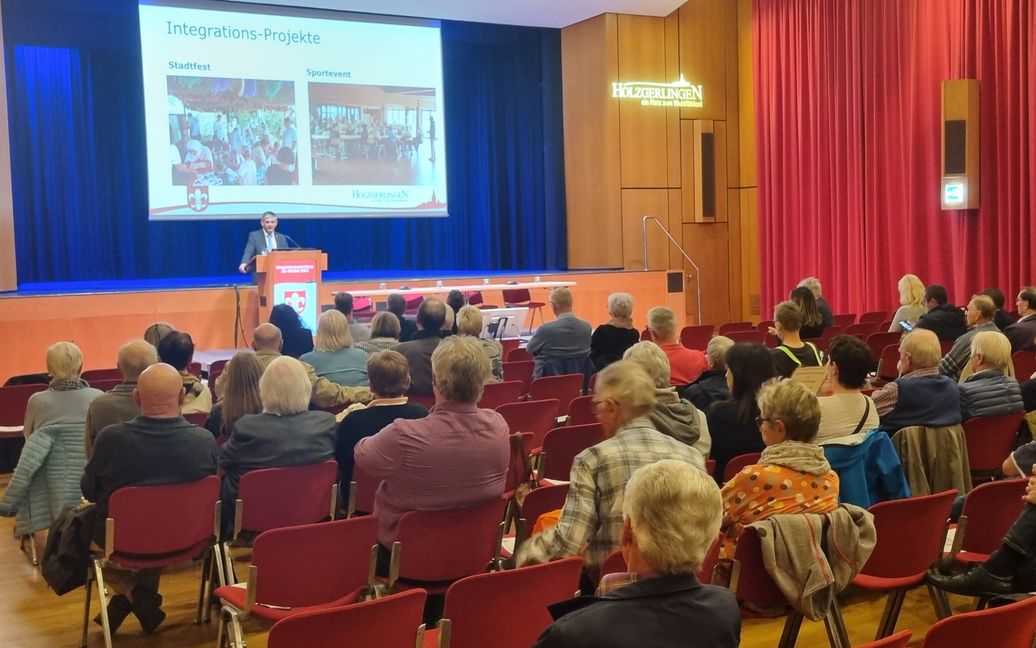 Rund 150 Holzgerlinger kamen zur Einwohnerversammllung in die Stadthalle - dazu wurde die Veranstaltung an 90 Geräten online verfolgt. Bild: Hamann