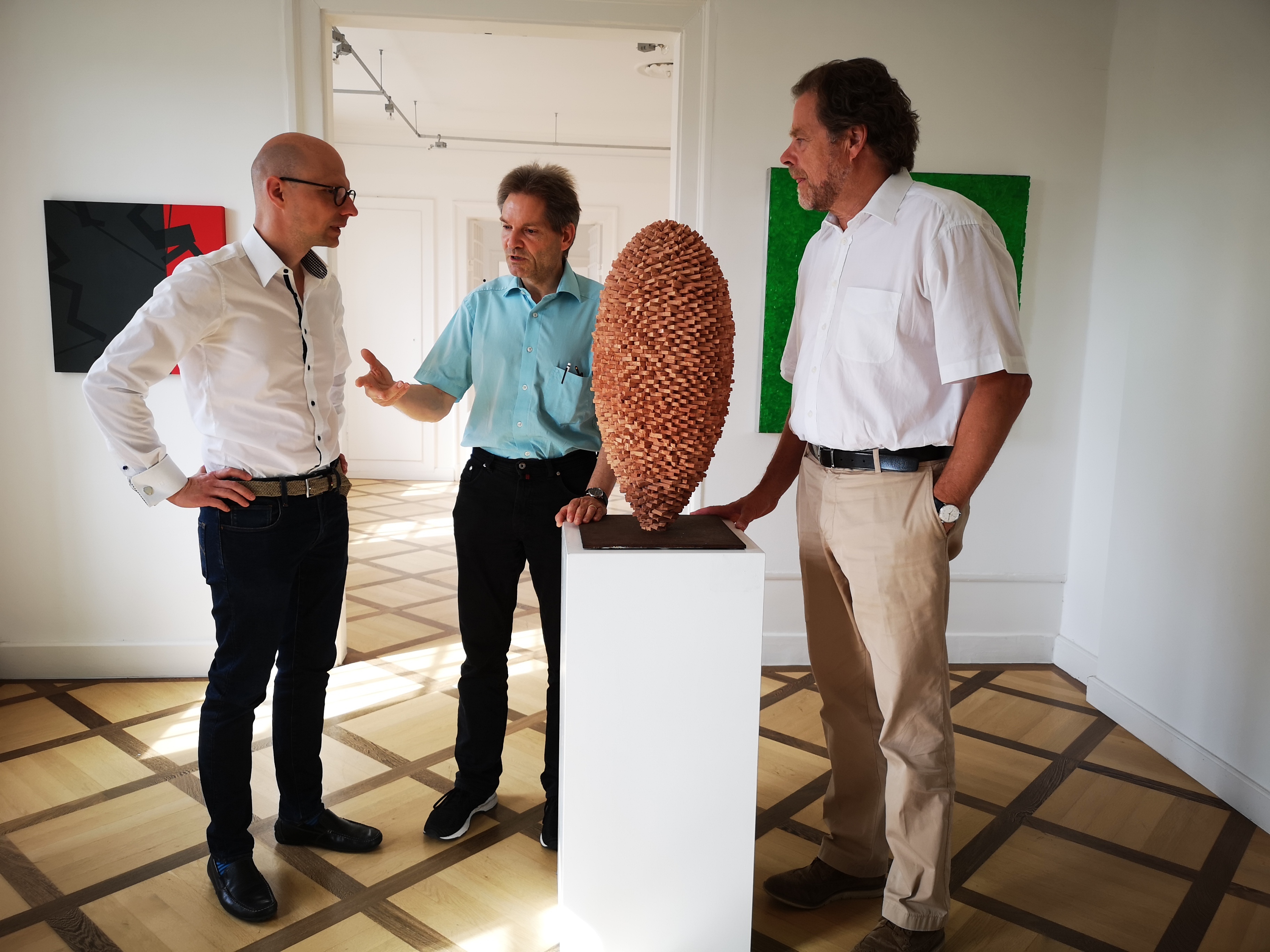 Kay Kromaier, Dr. Günter Baumann und Dr. Kuno Schlichtenmaier bei den Jubiläumsvorbereitungen in der Dätzinger Schau „What's up“, die am Samstag eröffnet wird. Bild: Seliger/z
