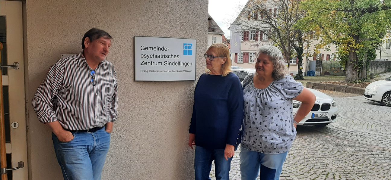 Tagesstätten-Leiter Martin Eitel (von links) mit den langjährigen Besucherinnen Hildegard Colon und Uschi Brenner Bild: Elbers