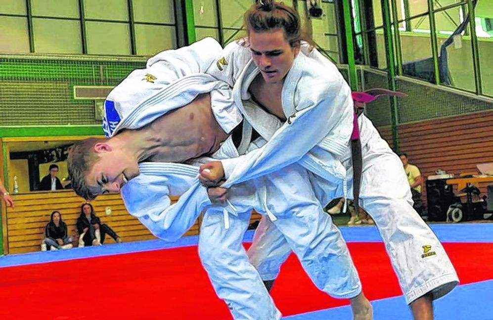 Linus Harsch (links) attackiert am letzten Kampftag der Baden-Württemberg-Liga seinen Gegner.  Bild: Vilz