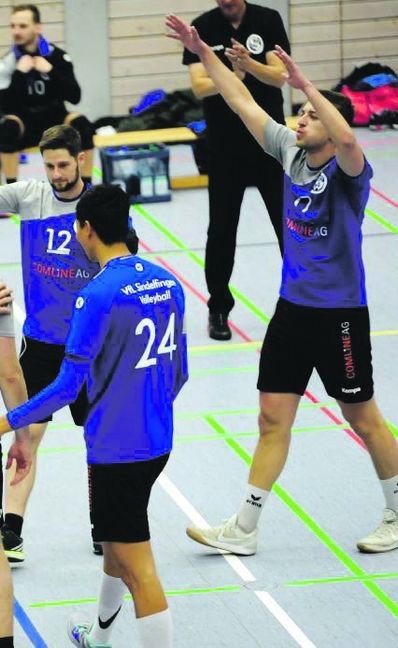 Die Sindelfinger Regionalliga-Volleyballer feiern ihren Pokal-Coup gegen den Drittligisten TSV Georgii Allianz Stuttgart. Bild: automtorart/A