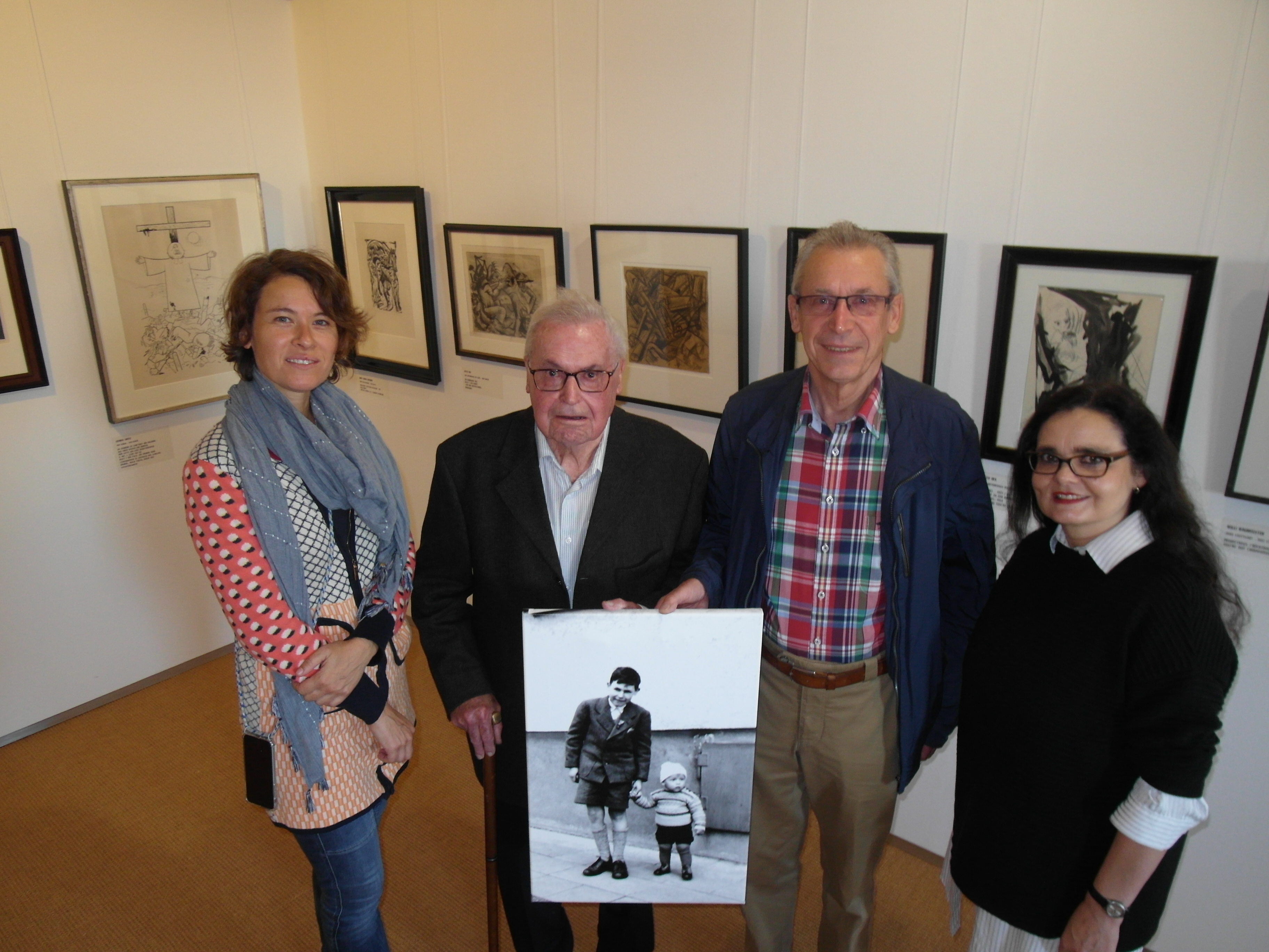Corinna Steimel, Gerhard Bleicher, Roland Munz und Dr. Carla Heussler (von links) in der Städtischen Galerie Böblingen.  Auf dem kleinen Foto: Gerhard Bleicher als Zwölfjähriger (links) und Roland Munz
als Zweijähriger - von Roland Munz ging die Idee aus, die Sammlung Bleicher der Stadt Böblingen zu schenken. Bild: Staber