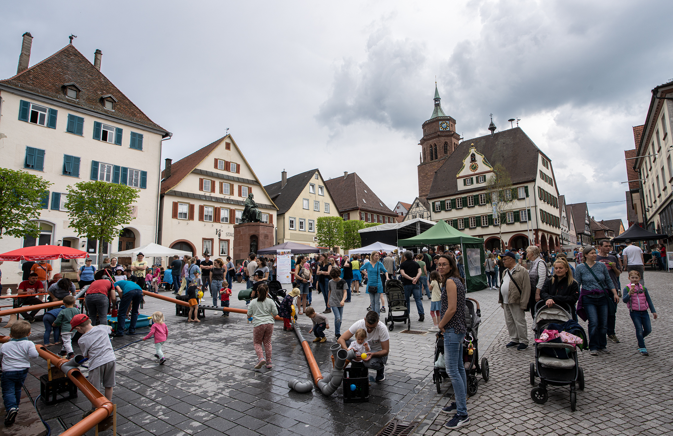 Zum achten Mal fand in Weil der Stadt der „Spass uff dr Gass“ statt. Einen Handwerkermarkt gab es obendrein.   Bild: Richter