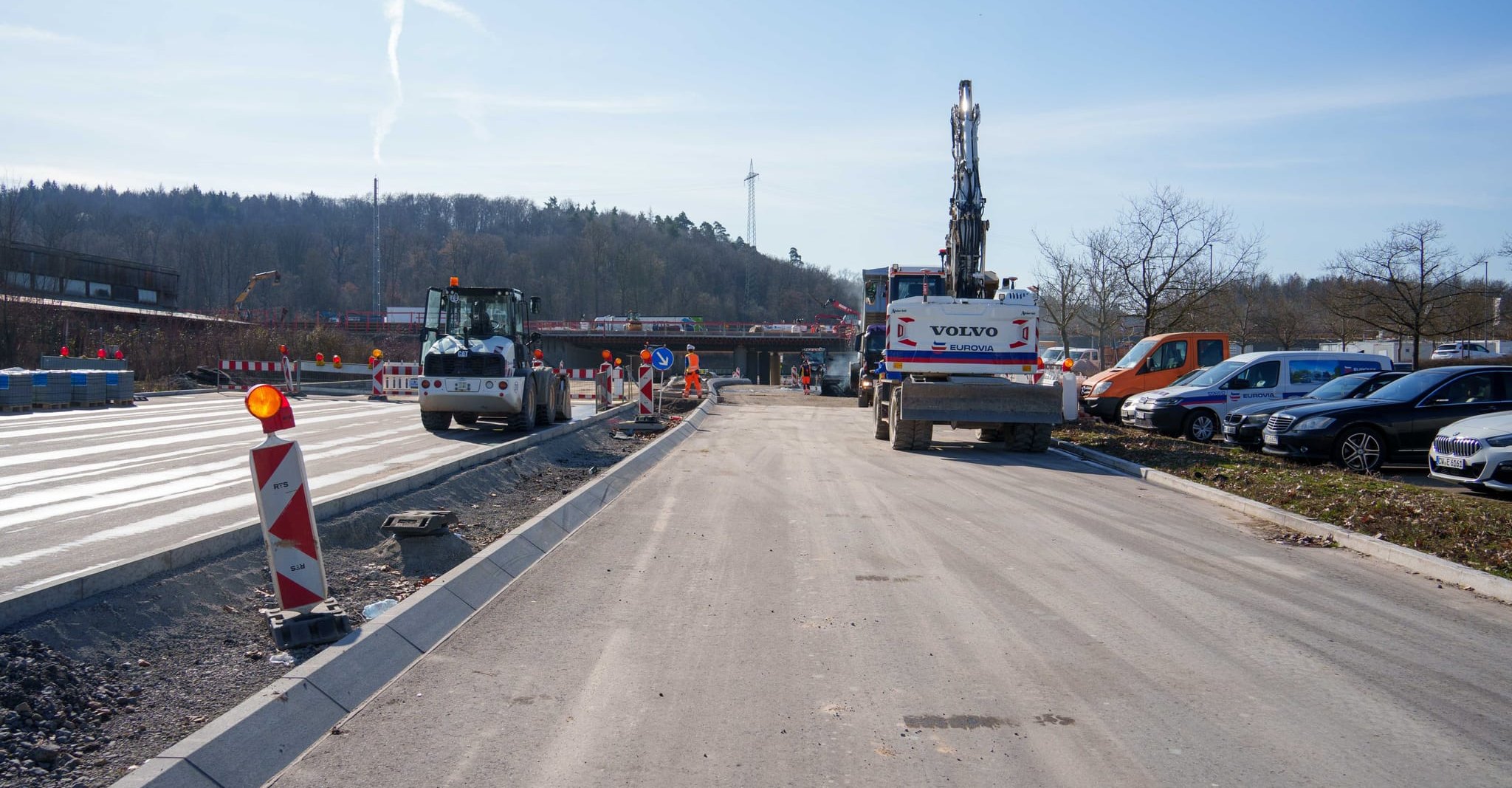 Die verlängerte Tilsiter Straße führt unter der A81-Brücke hindurch.