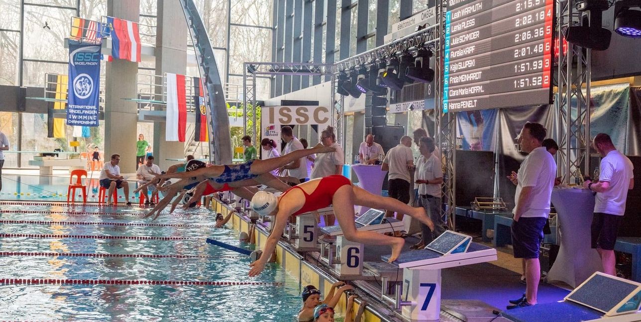 Kopfüber ins Wasser. Bei den International Sindelfingen Swimming Championships (ISSC) geht es im Badezentrum Schlag auf Schlag.