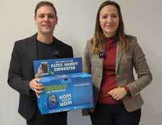 Florian Wahl und Jasmina Hostert mit der Einwurf-Box.