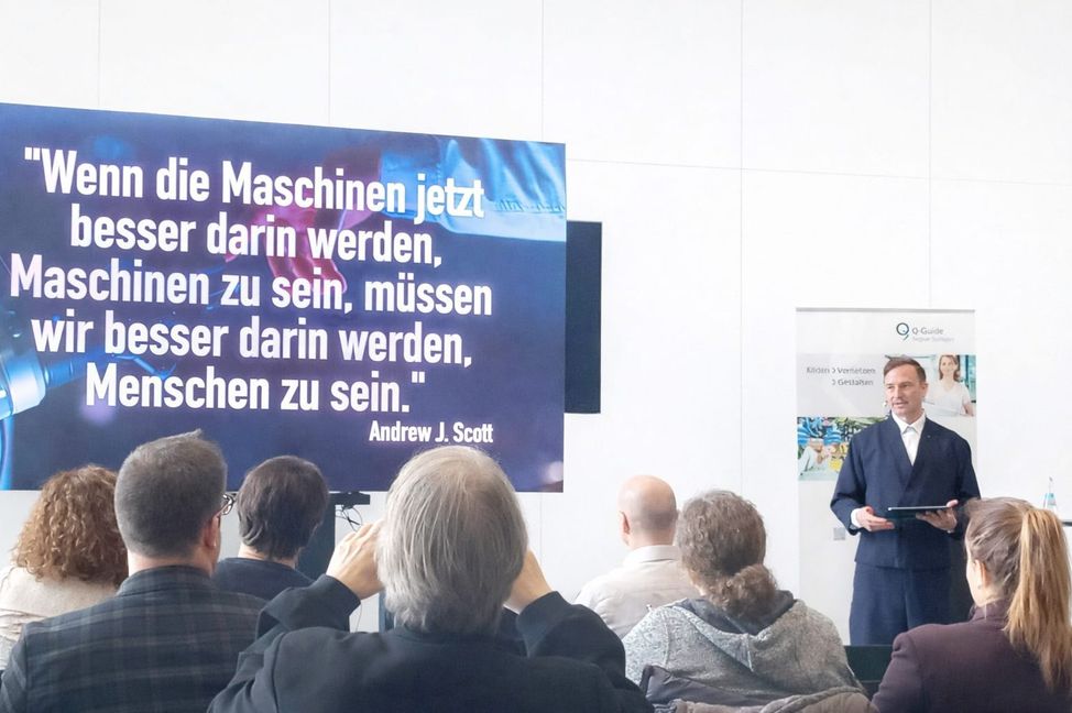 Futurist und Keynote-Speaker Marcel Aberle bei seinem Vortrag „Zurück zur Zukunft“. Bild: Krauter