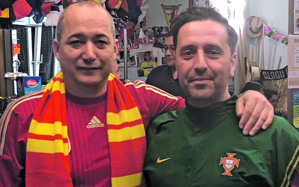 Aurelio Salas (links) aus Sindelfingen und der Maichinger Antonio Serrao tippen beide auf ein 3:1 – Salas sieht Spanien im Vorteil, Serrao die Portugiesen. Bild: Zvizdiç