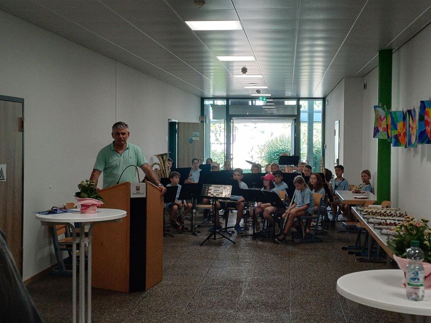 Bürgermeister Ioannis Delakos bei der Einweihung des sanierten Verwaltungsbaus.