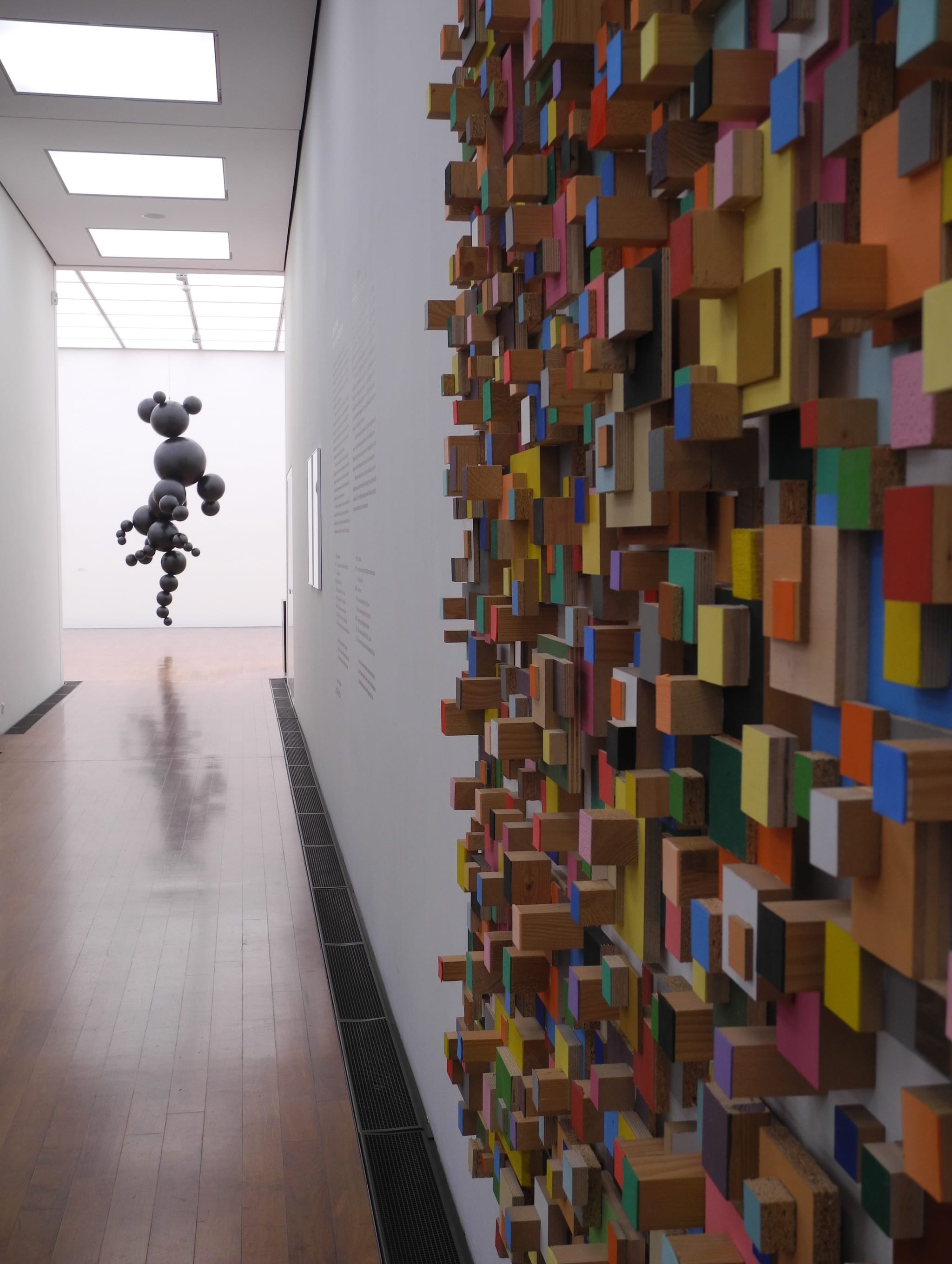Wo ist oben, wo ist unten? Wo ist links, wo ist rechts?  „Nimbus des Alltäglichen“ ist der Titel der Ausstellung mit Arbeiten von Beat Zoderer im Waldenbucher Museum Ritter. Zu sehen sind über 70 Arbeiten aus den Bereichen Objekt, Plastik, Bild und Installation. Zu sehen bis zum 21. September: Di-So+Fei 11-18 Uhr.