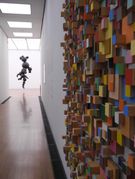 Wo ist oben, wo ist unten? Wo ist links, wo ist rechts?  „Nimbus des Alltäglichen“ ist der Titel der Ausstellung mit Arbeiten von Beat Zoderer im Waldenbucher Museum Ritter. Zu sehen sind über 70 Arbeiten aus den Bereichen Objekt, Plastik, Bild und Installation. Zu sehen bis zum 21. September: Di-So+Fei 11-18 Uhr.