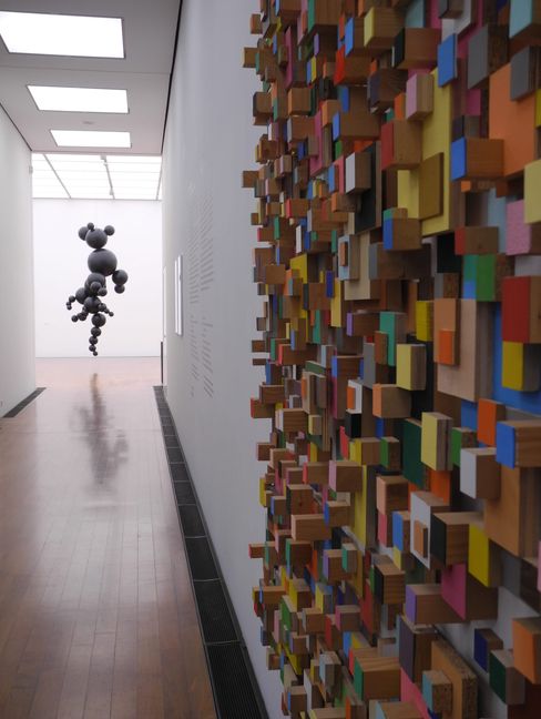 Wo ist oben, wo ist unten? Wo ist links, wo ist rechts?  „Nimbus des Alltäglichen“ ist der Titel der Ausstellung mit Arbeiten von Beat Zoderer im Waldenbucher Museum Ritter. Zu sehen sind über 70 Arbeiten aus den Bereichen Objekt, Plastik, Bild und Installation. Zu sehen bis zum 21. September: Di-So+Fei 11-18 Uhr.