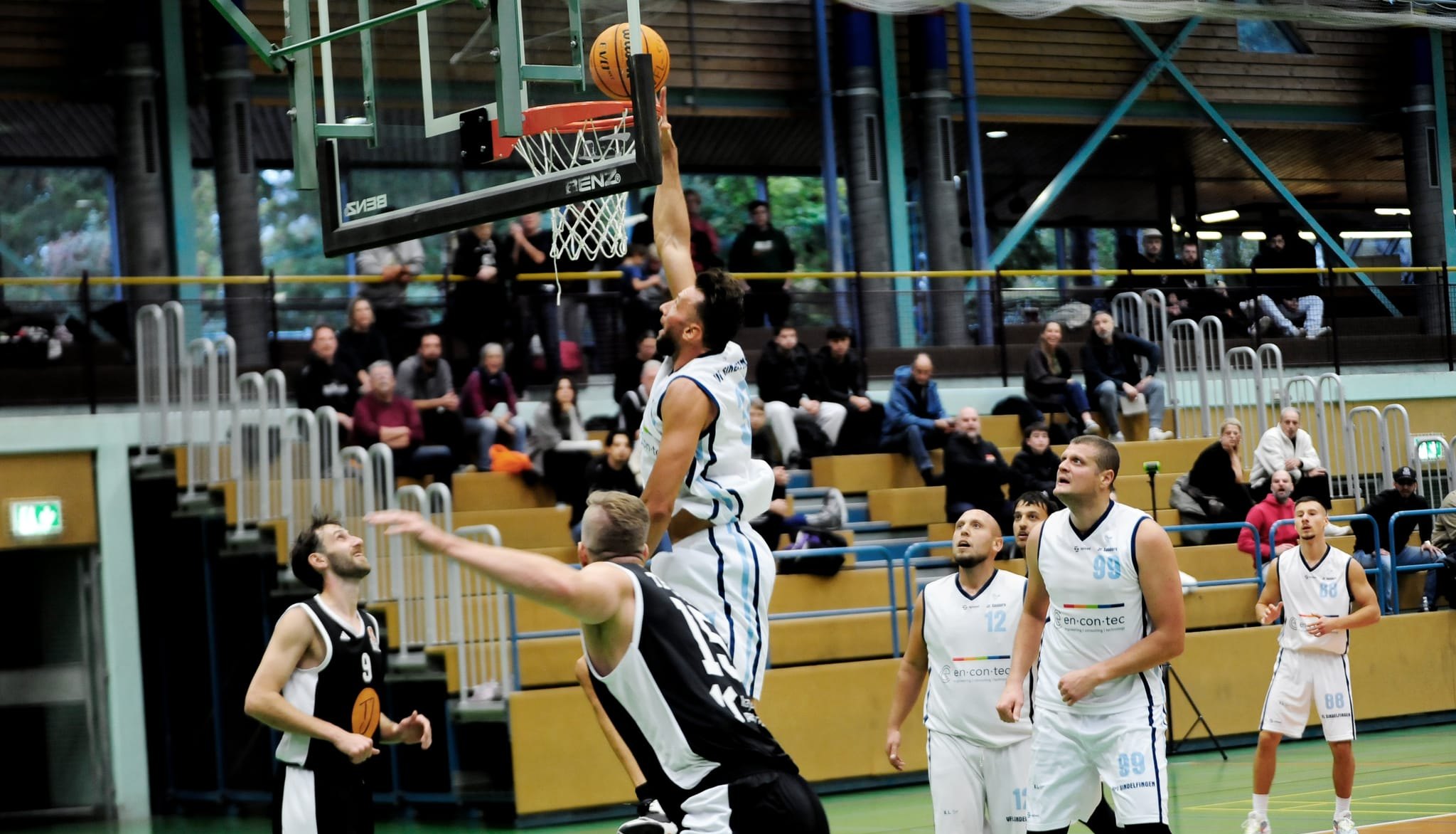 Marco Kayser (am Ball) gelangen 13 Punkte gegen Kirchentellinsfurt.